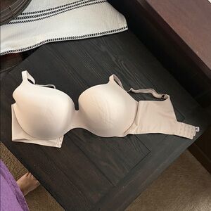 Victoria’s Secret Incredible bra 36DDD light beige